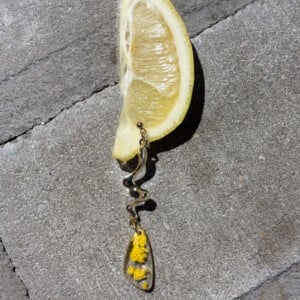 Gefacetteerde Liquid Drop Oorbellen met Echte Bloemen uit Amsterdam (Limoncello Romance)