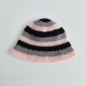 Gehaakt baby zonnehoedje | Zwart, grijs en lichtroze