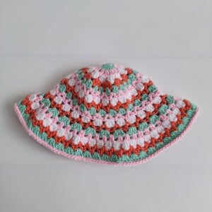 Gehaakt baby zonnehoedje candy | Mint, lichtroze, wit en koraaloranje