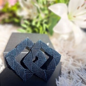 Geometrische macramé oorbellen in een donkergroene tint