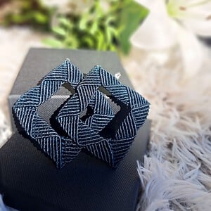 Geometrische macramé oorbellen in een donkergroene tint