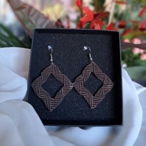 Geometrische macramé oorbellen in een warme bruintint