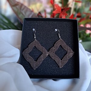 Geometrische macramé oorbellen in een warme bruintint