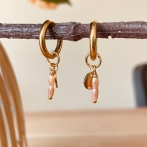 Gouden creolen met perzikkleurige facetkralen & bedel – pastel summer must-have
