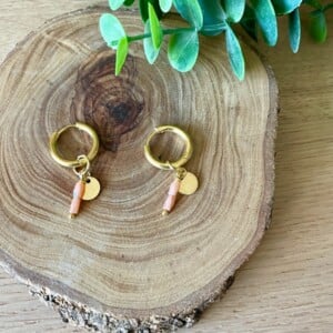 Gouden creolen met perzikkleurige facetkralen & bedel – pastel summer must-have