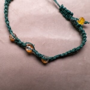 Groene hennep armband met oranje crackle glaskralen