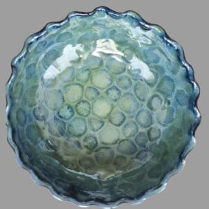 Grote blauwgroene schaal, keramiek, uniek model, mooi geglazuurd.