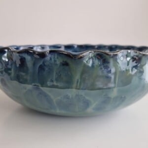 Grote blauwgroene schaal, keramiek, uniek model, mooi geglazuurd.