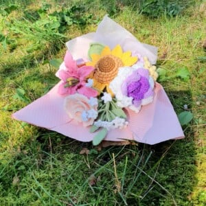Handgemaakt haakboeket met zonnebloem, rozen en lelies – uniek cadeau