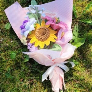 Handgemaakt haakboeket met zonnebloem, rozen en lelies – uniek cadeau