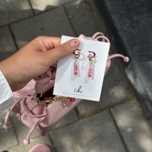 Huggie Hoop Oorbellen met Rechthoekige Hangers Gevuld met Echte Bloemen uit Utrecht (The Blossom Chapter)