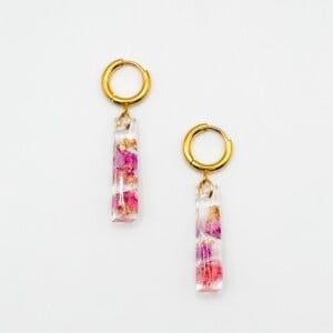 Huggie Hoop Oorbellen met Rechthoekige Hangers Gevuld met Echte Bloemen uit Utrecht (The Blossom Chapter)