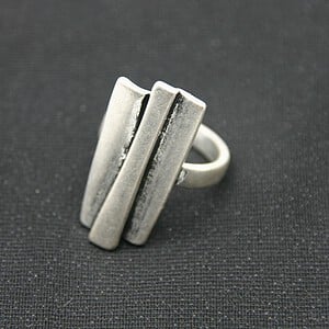 Irregular fence Geoxideerde zilverkleurige ring