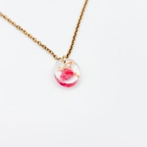 Ketting met Ovaalvormige Hanger Gevuld met Echte Bloem uit Utrecht (The Blossom Chapter)