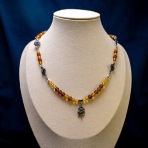 Ketting met zonnebloemen en gele en bruine kralen