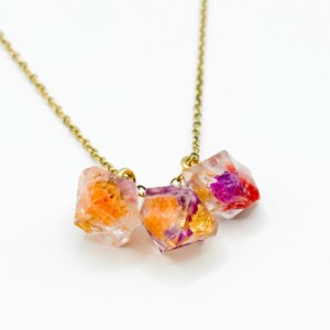 Kristalvormige Cluster Ketting met Echte Bloemen uit Utrecht (The Blossom Chapter)