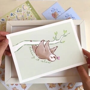 Luiaard Art Print (A5) – Schattige, Eco-vriendelijke Illustratie op Henneppapier