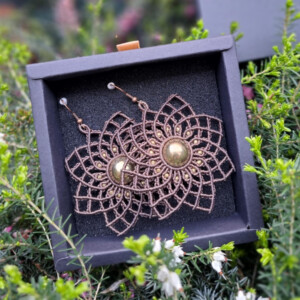 Macramé oorbellen in bloemmotief met gouden accenten