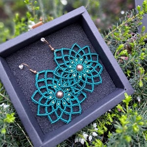 Macramé oorbellen in bloemmotief met gouden accenten
