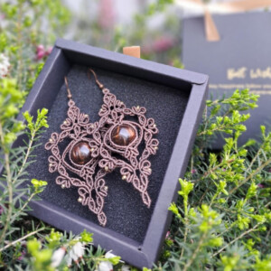 Macramé oorbellen met tijgeroog