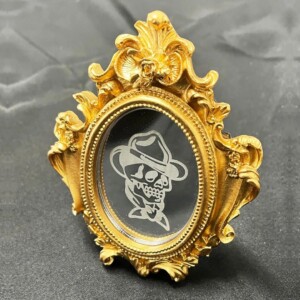 Minispiegeltje Golden Cowboy Skull Tattoo Table, gegraveerd acryl, gouden lijst