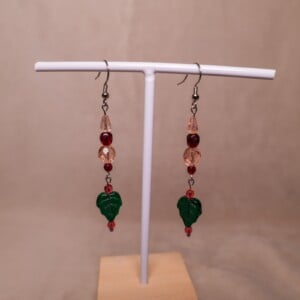 Oorbellen met groen blad en rode facetkralen