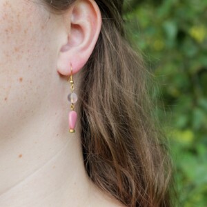 Oorbellen met oudroze en goudkleurige kralen