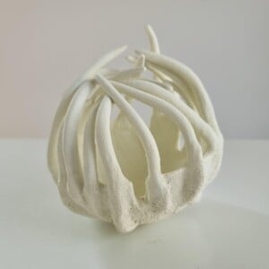 Porseleinen object, genaamd Sticky Fingers, handgemaakt keramiek, uniek stukje kunst.