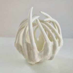 Porseleinen object, genaamd Sticky Fingers, handgemaakt keramiek, uniek stukje kunst.