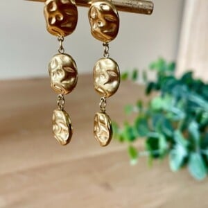 RVS goldplated lange oorbellen met gehamerde druppels
