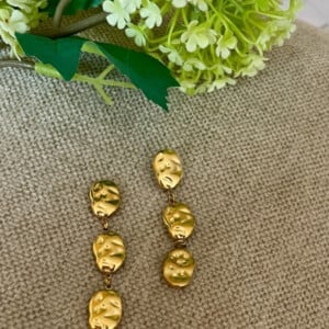 RVS goldplated lange oorbellen met gehamerde druppels