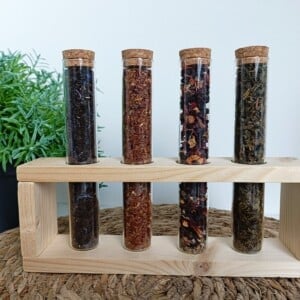 Reageerbuizen met 4 smaken verse thee in handgemaakte houder