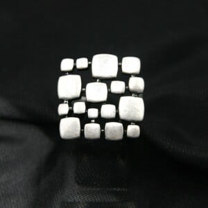 Squarred : licht geborstelde zilverkleurige ring