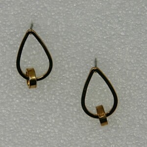 Suspended drop : goudkleurige knoopoorbellen