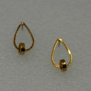 Suspended drop : goudkleurige knoopoorbellen