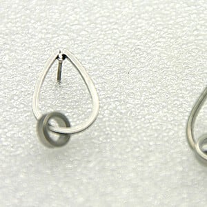 Suspended drop : zilverkleurige  knoopoorbellen