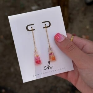 Threader Oorbellen met Toelopende Hangers met Echte Bloemen uit Utrecht (The Blossom Chapter)