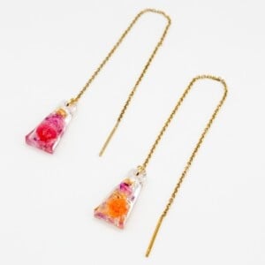 Threader Oorbellen met Toelopende Hangers met Echte Bloemen uit Utrecht (The Blossom Chapter)
