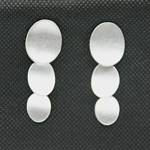 Triple Oval Disc : Zilveren knoop oorbellen