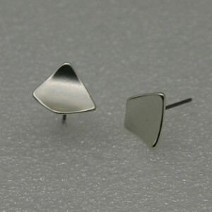 Twisted matte zilveren knoopoorbellen.