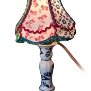 Uniek handgemaakt kleurrijk – kitsch tafellamp delftsblauw