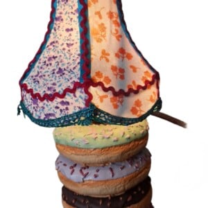 Uniek handgemaakt kleurrijk – kitsch tafellamp donut