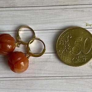 Vergulde oorbellen met pompoentjes van carneool
