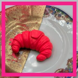 Vintage funky wandbordje "Croissant roze"