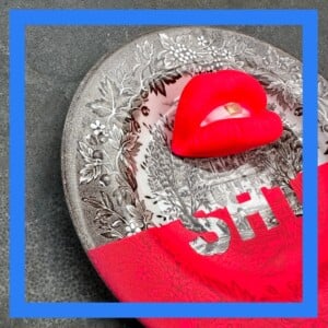 Vintage funky wandbordje "SHT hot lips - roze"