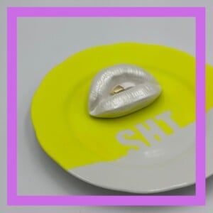 Vintage funky wandbordje "SHT hotlips silver"