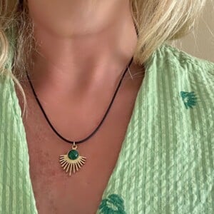 Vintage ketting met leer, goud & groen – RVS bedel