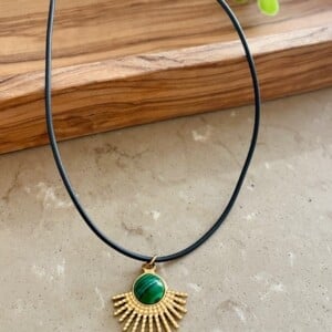 Vintage ketting met leer, goud & groen – RVS bedel