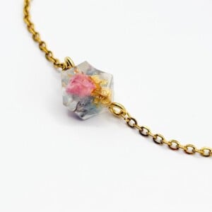 Armband met Enkele Kristalvormige Kraal Gevuld met Echte Bloemen uit Lissabon (Late Bloomers)