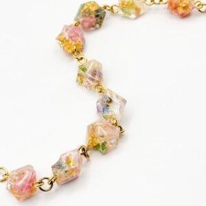 Armband met Kristalvormige Kralen Gevuld met Echte Bloemen uit Lissabon (Late Bloomers)